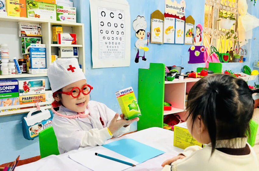  Các bé tập làm “Bác sĩ” trong hoạt động Góc