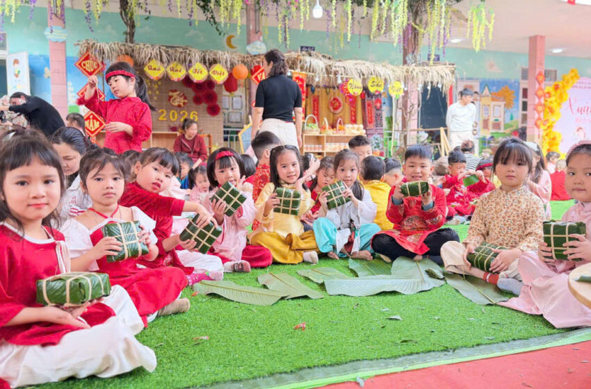  Không khí rộn ràng của hoạt động trải nghiệm “Gói bánh chưng” Tết 2026